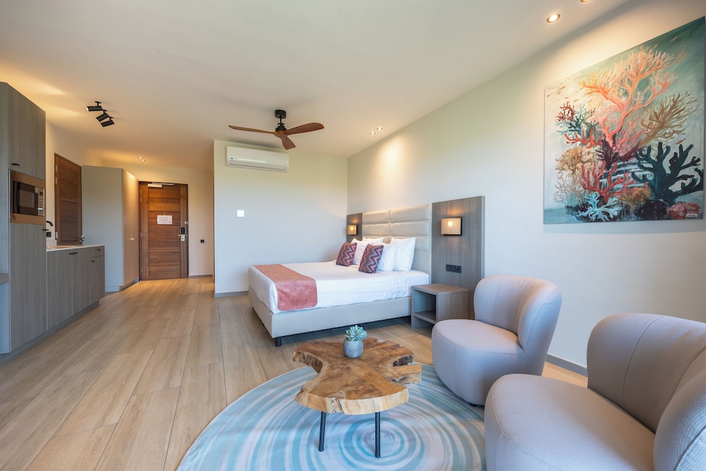Dolphin Suites 16/50