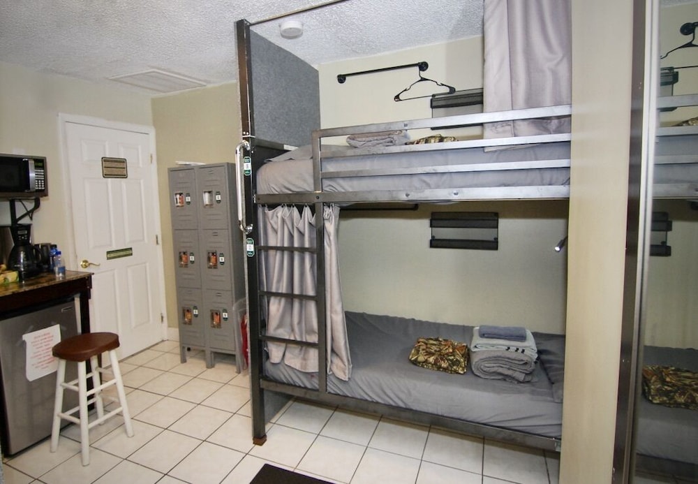 Sheridan Hostel 3/50