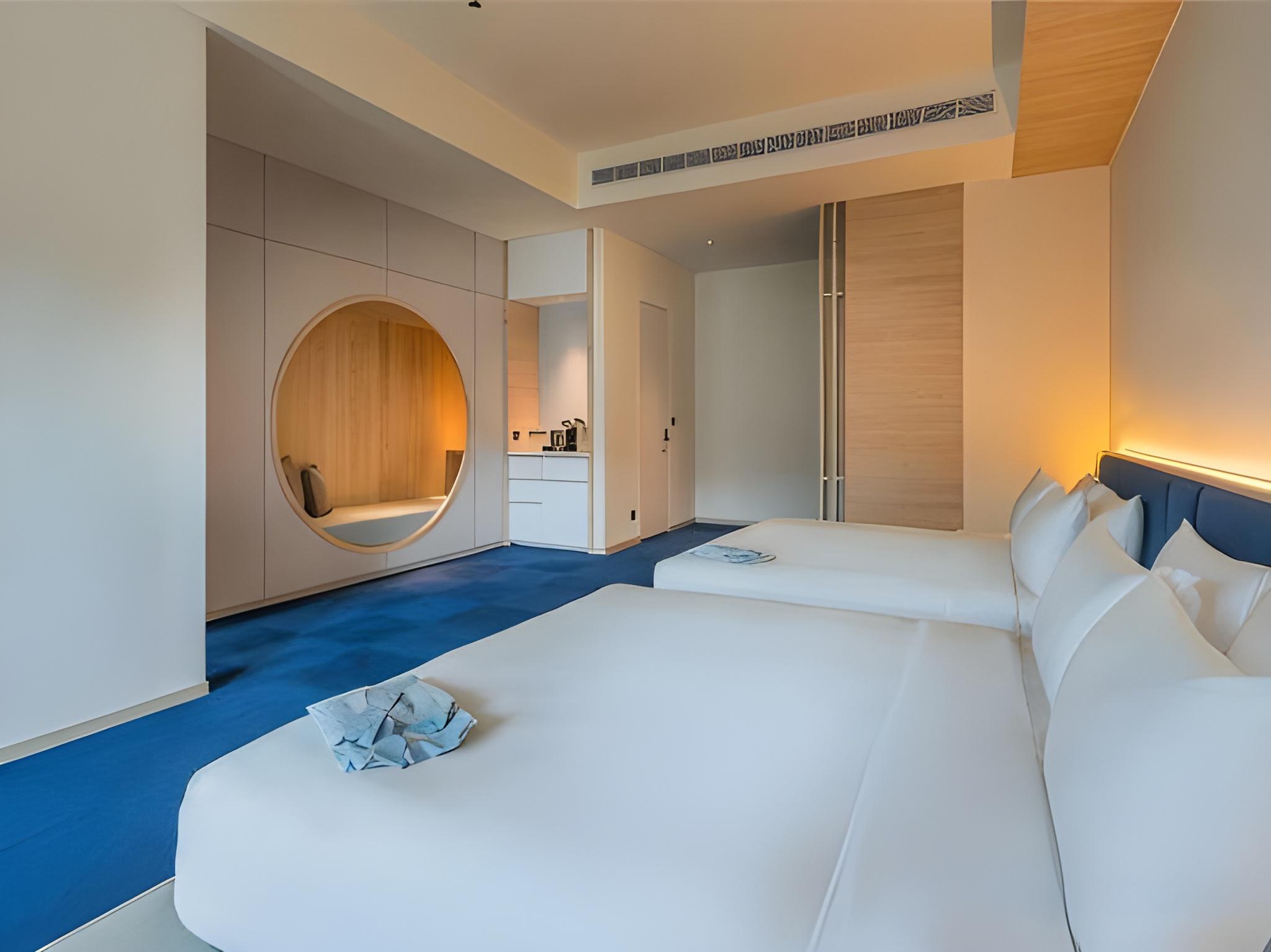 Skyline, 2 King Beds, 2 Queen Beds, Mountain View