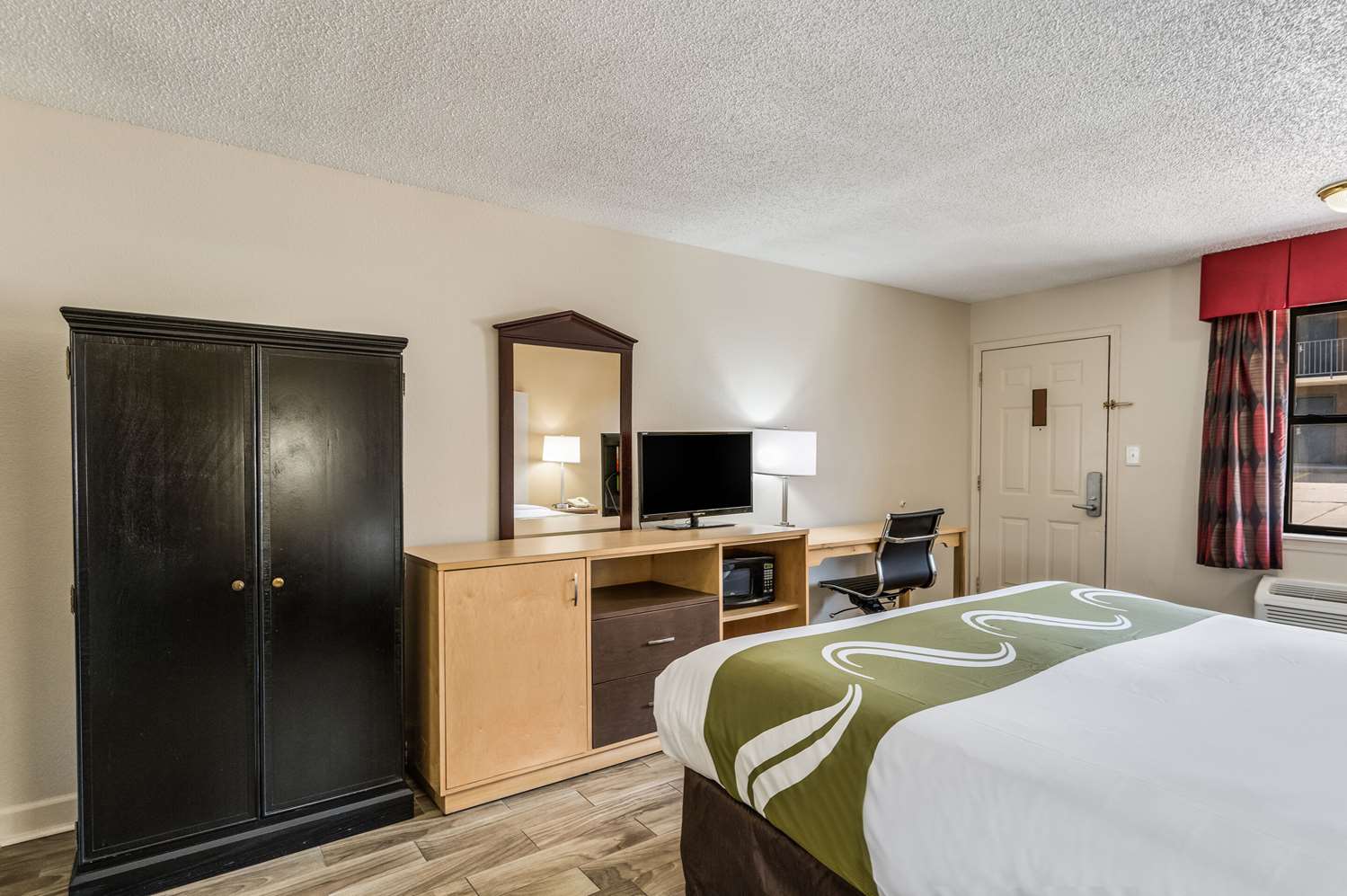 غرفة بسرير كينج لذوي الإعاقة، Quality Inn and Suites Hot Springs Lake Hamilton 3/4