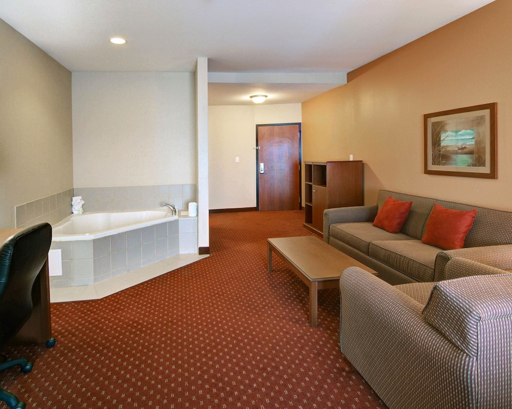 Quality Suites Near Cedar Creek Lake Mabank, TX 31/42