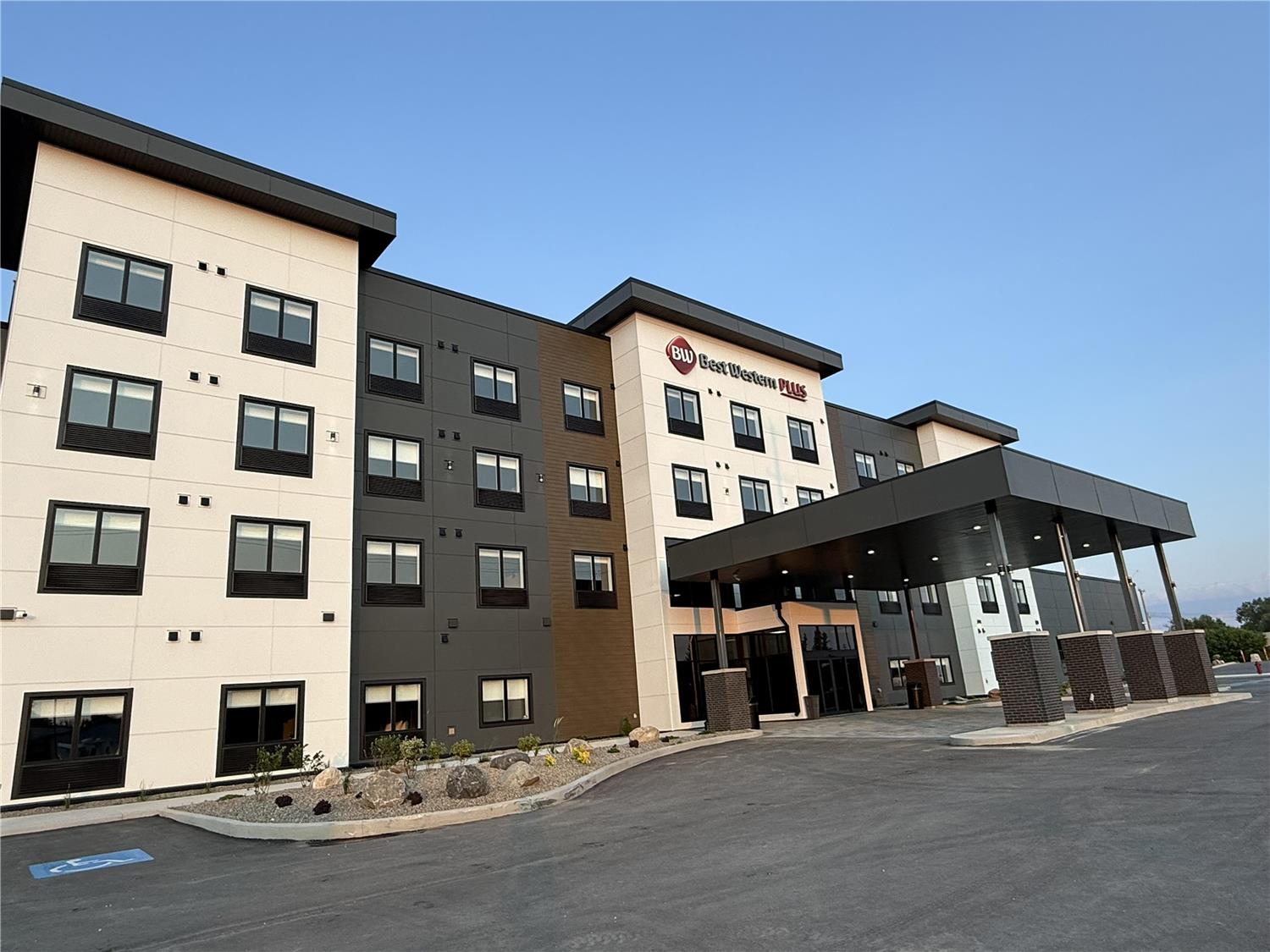 Best Western Plus Neepawa Hotel 10/10