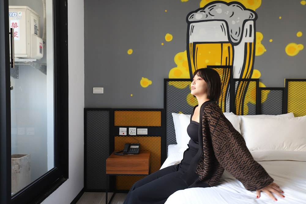 Beer Hotel 12/83