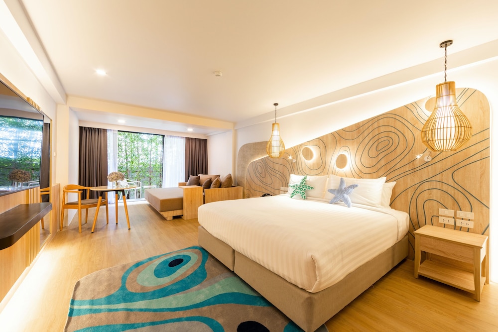 DELUXE, DOUBLE OR TWIN BED