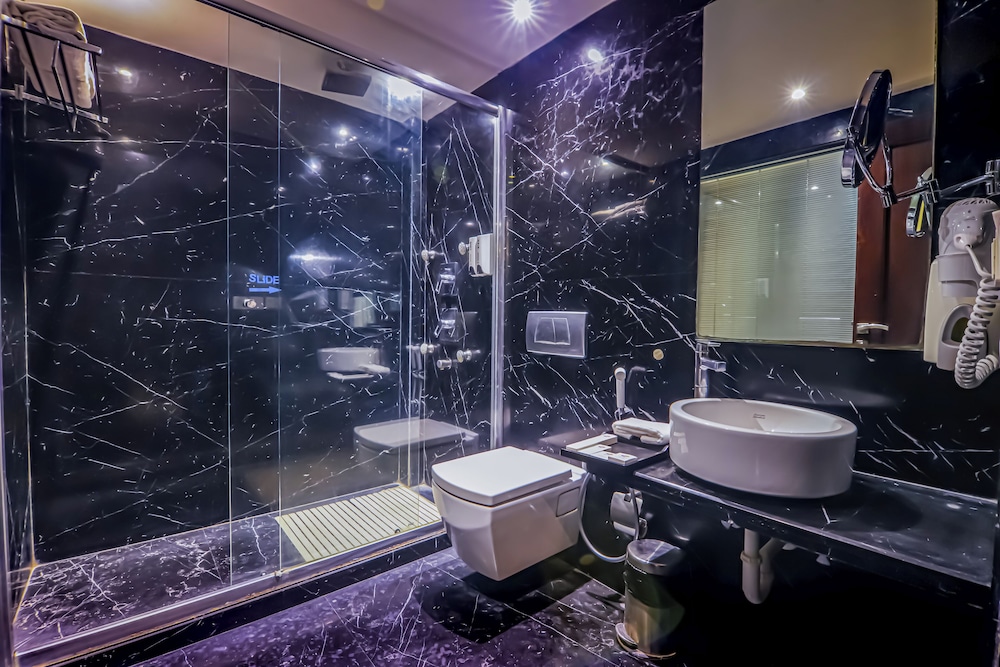 Godwin Deluxe Hotel 63/64