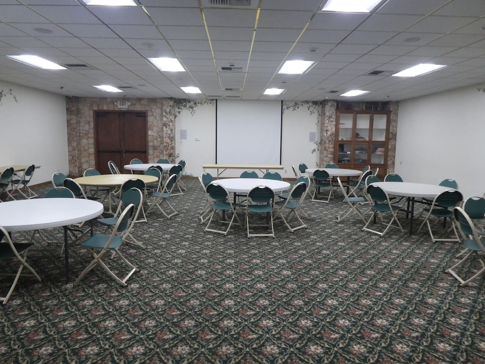 Red Lion Inn & Suites Lemoore 13/18