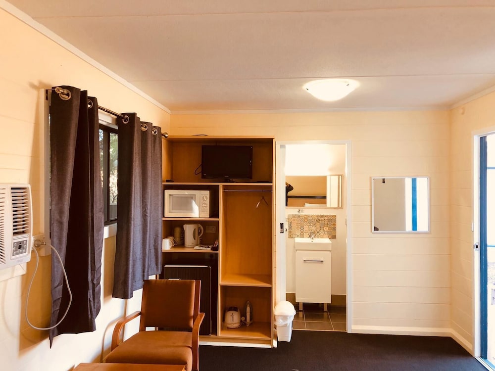 Red Cedar Motel 41/41