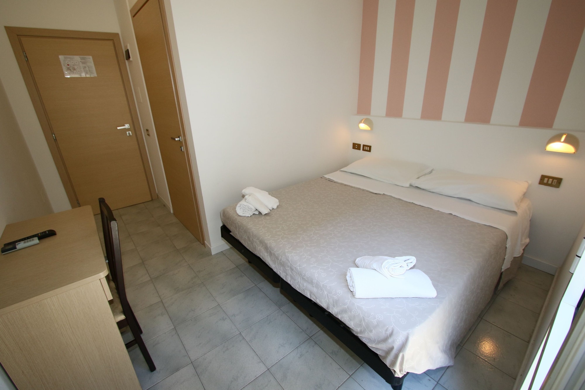 ROOM, SINGLE