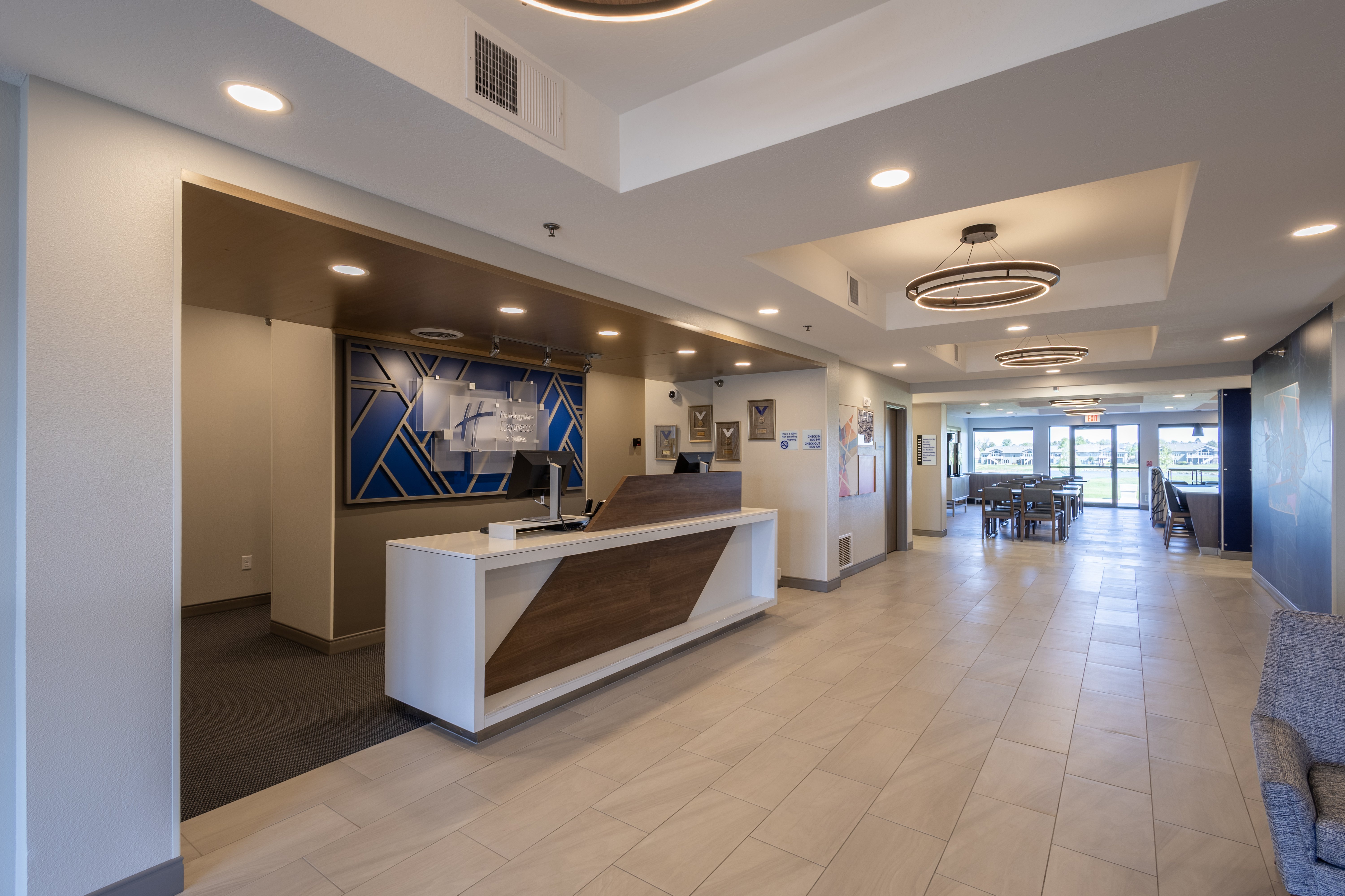 Holiday Inn Express Suites Sioux Center 9/68