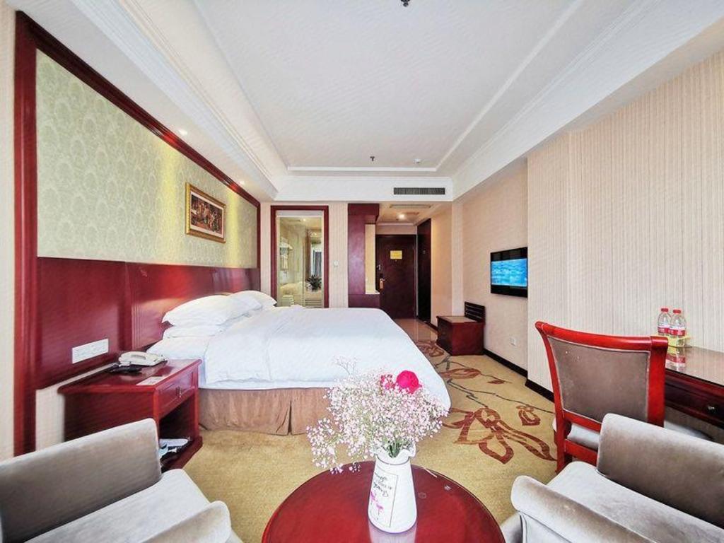 Vienna Hotel (Chongqing Changshengqiao Metro Station) 22/53