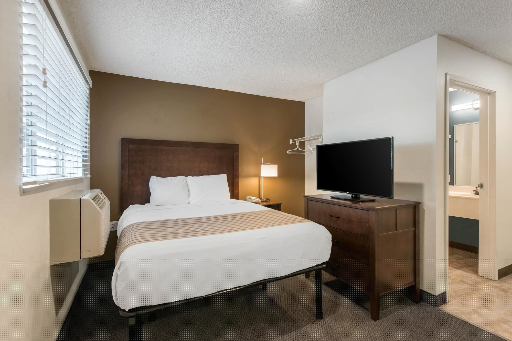 Efficiency, Queen Bed, Accessible