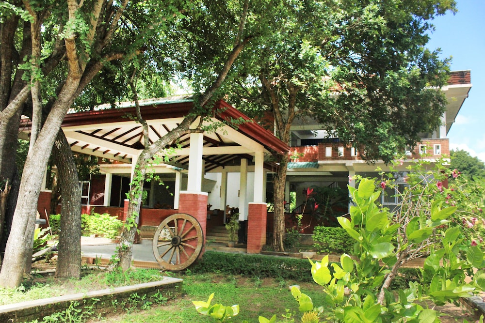 Green Hut Hotel And Restaurant. 3/50