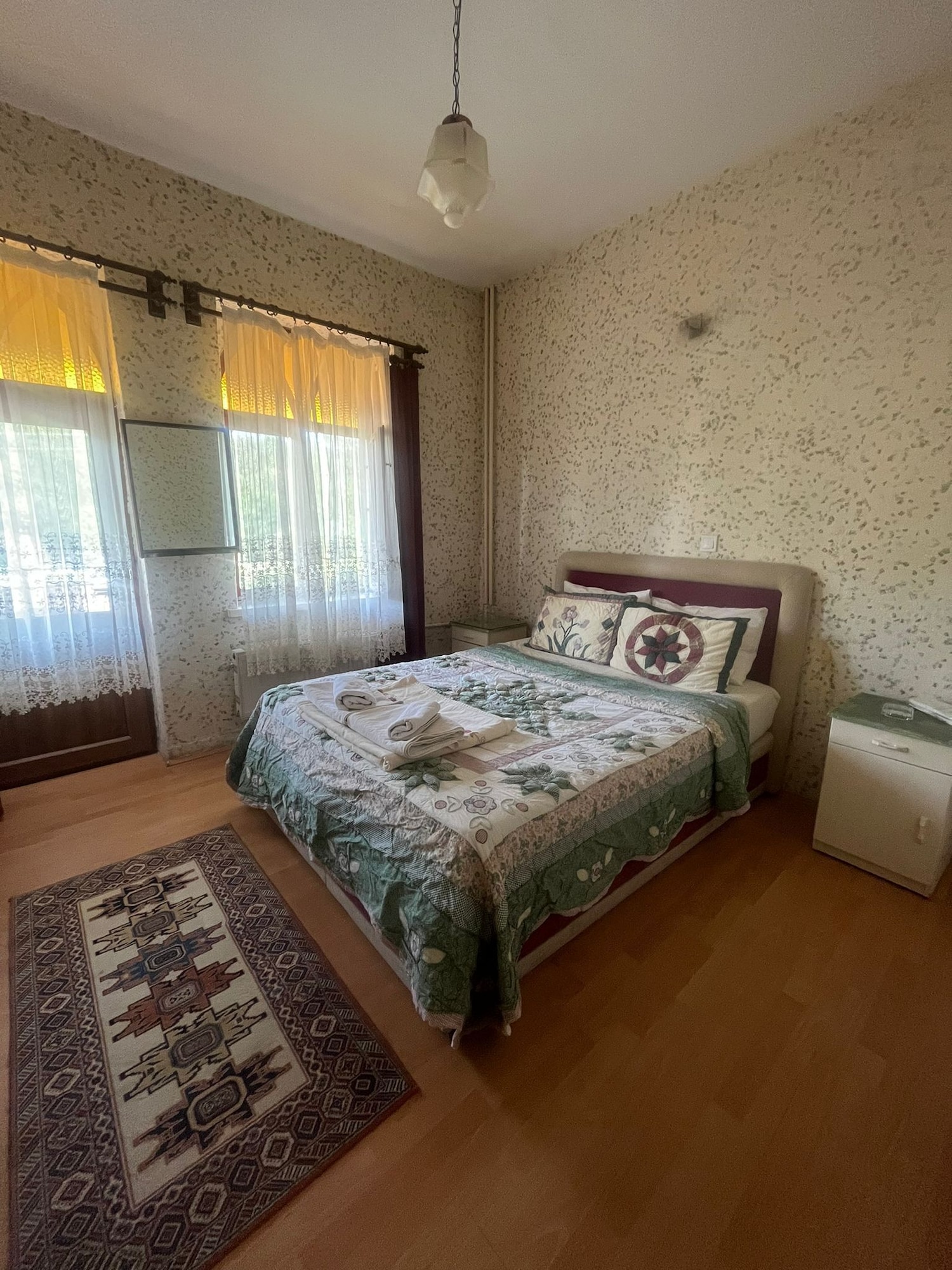 ROOM, DOUBLE BED