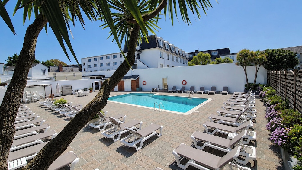 Norfolk Hotel 51/58