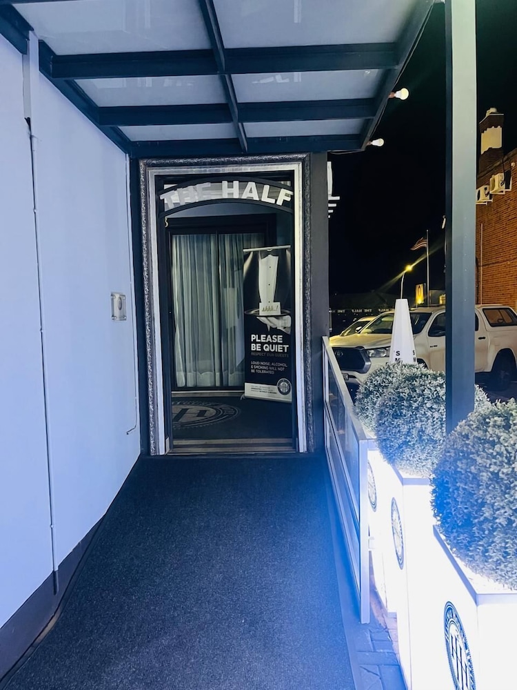 Halfway House Hotel 17/50