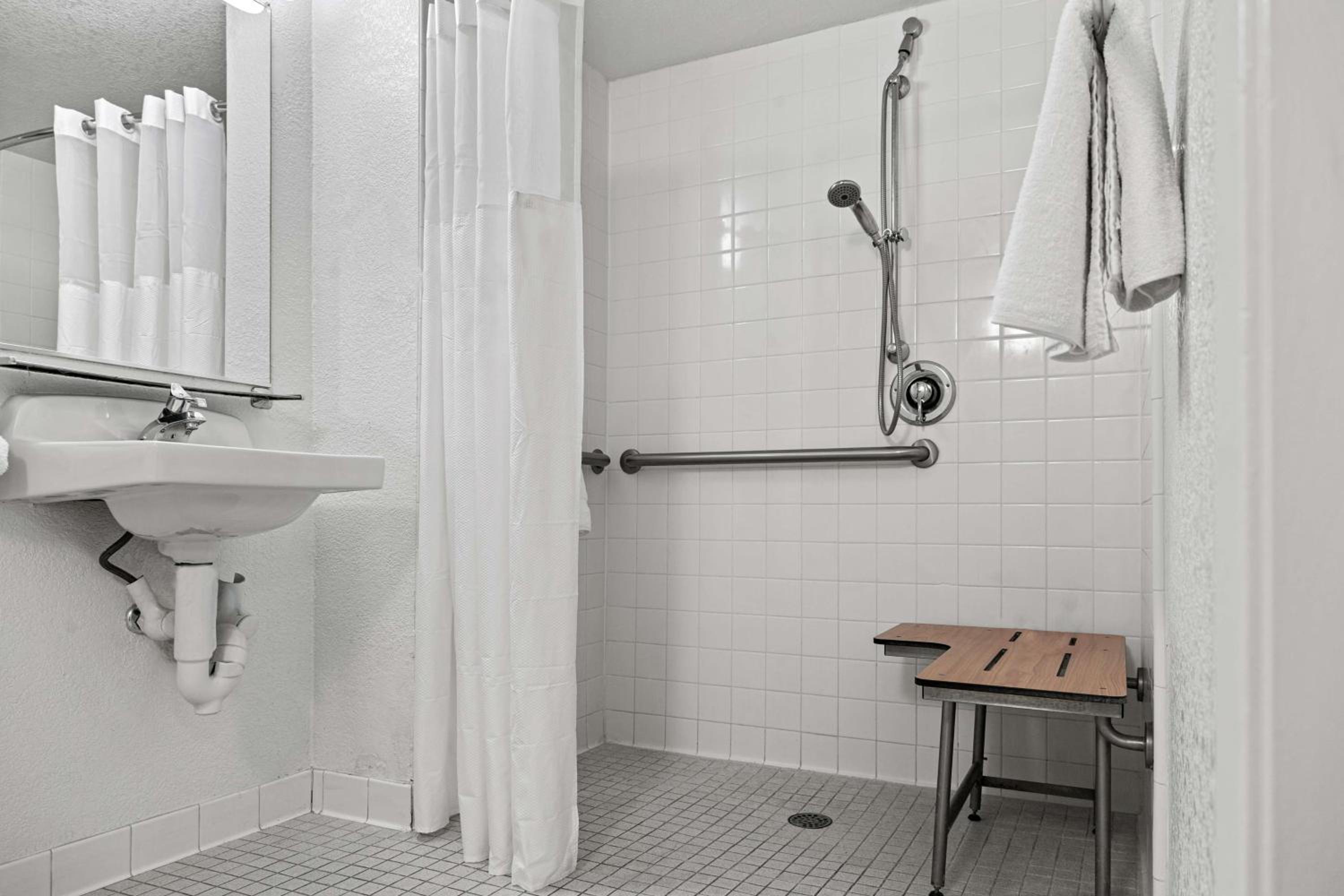 Room, Queen Bed, Accessible, Motel6 San Luis Obispo, CA - South 9/10