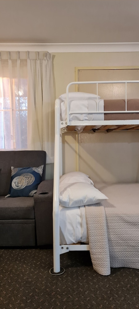 GOLF LINKS MOTEL 25/27