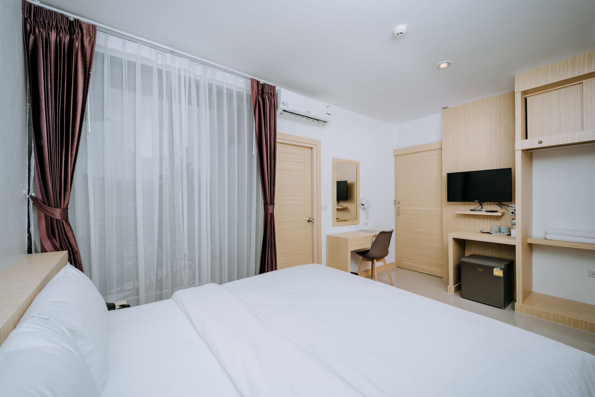 DELUXE, MOUNTAIN VIEW