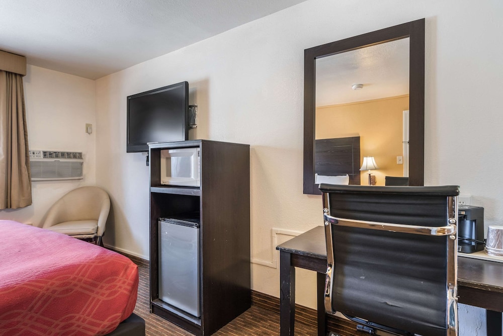Rodeway Inn Downtown 18/31