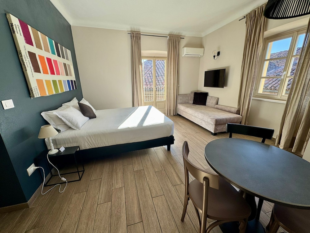 DELUXE, STUDIO, SUITE