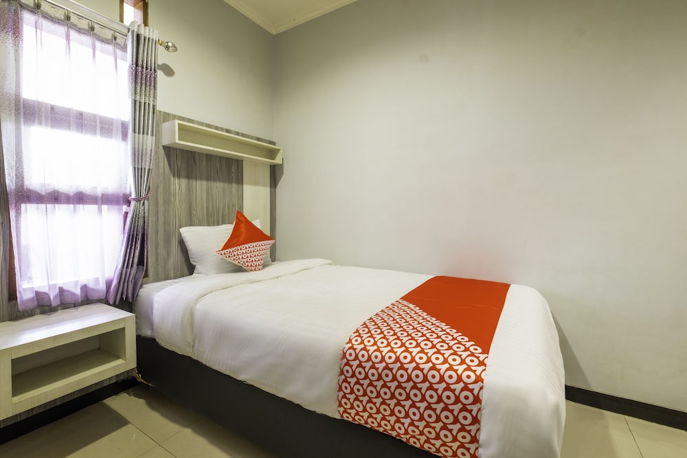 OYO 2405 The Karins Guesthouse 13/24