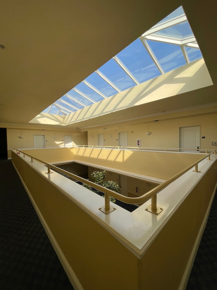 Gateway Inn and Suites Hotel 28/46