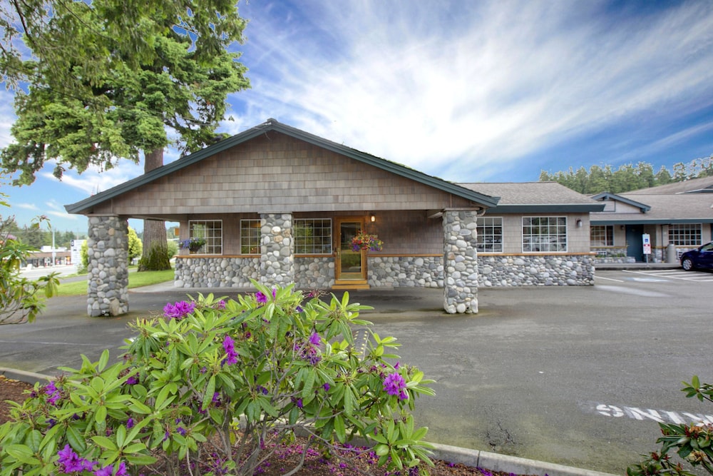 Poulsbo Inn Suites 4/25