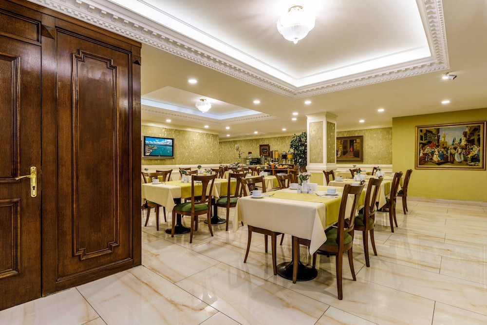 Golden Crown Hotel 54/66