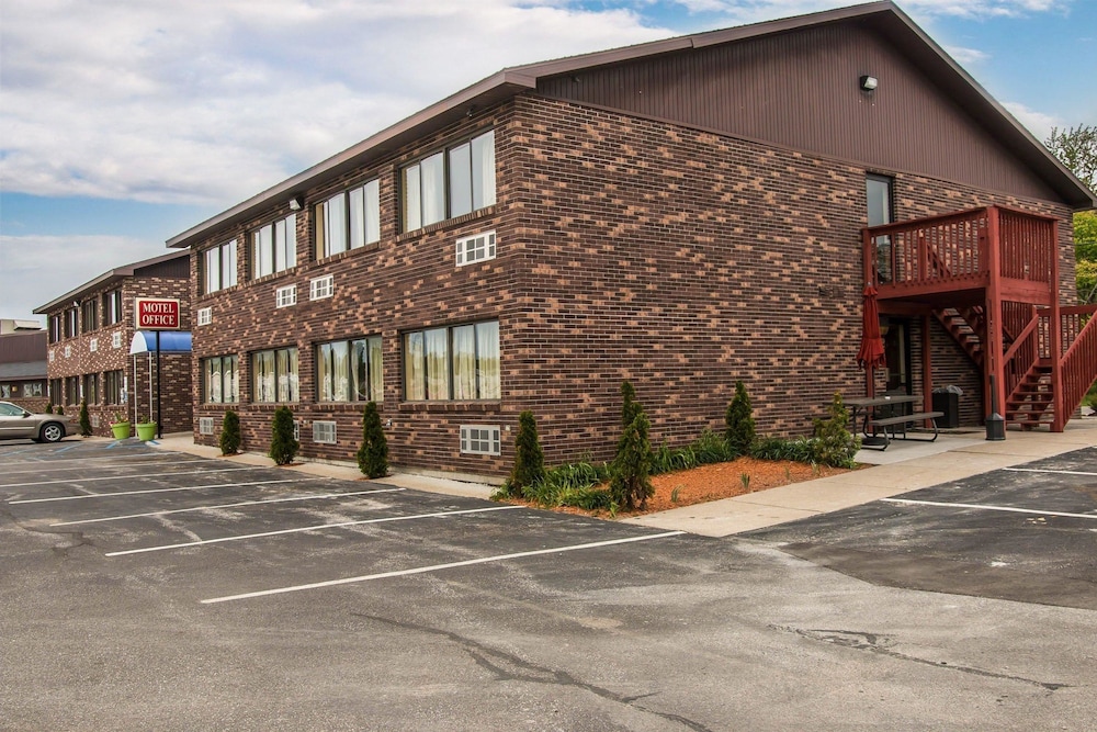 Rodeway Inn Muskegon Airport MI 5/33