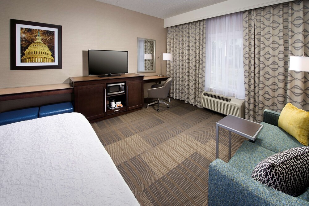 Hampton Inn & Suites Falls Church 9/34