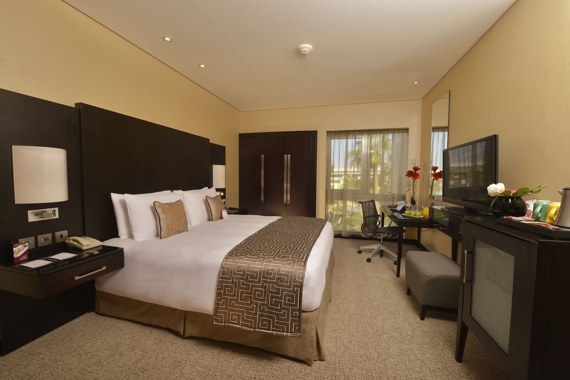 غرفة قياسية بسرير كينج بإطلالة على المسبح مع دخول صالة النادي لذوي الإعاقة، Crowne Plaza Bahrain 3/7