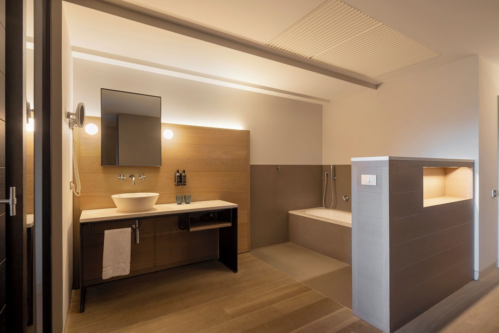 Grand, Deluxe, Eurostars Pamplona 3/3