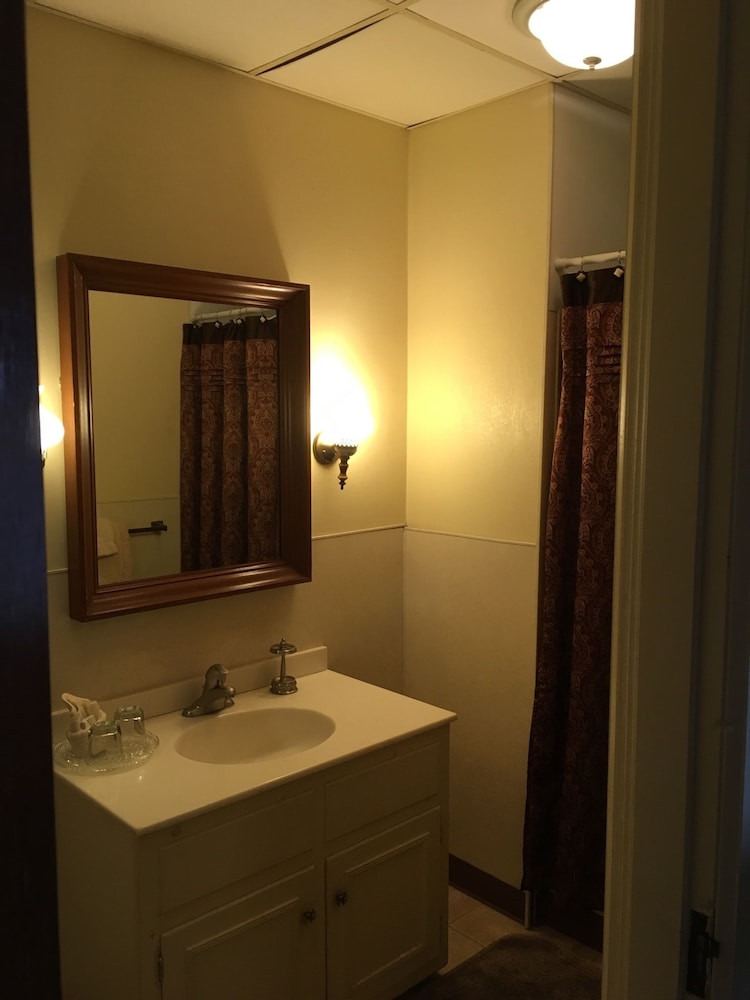 Victorian Charm Inn 44/47