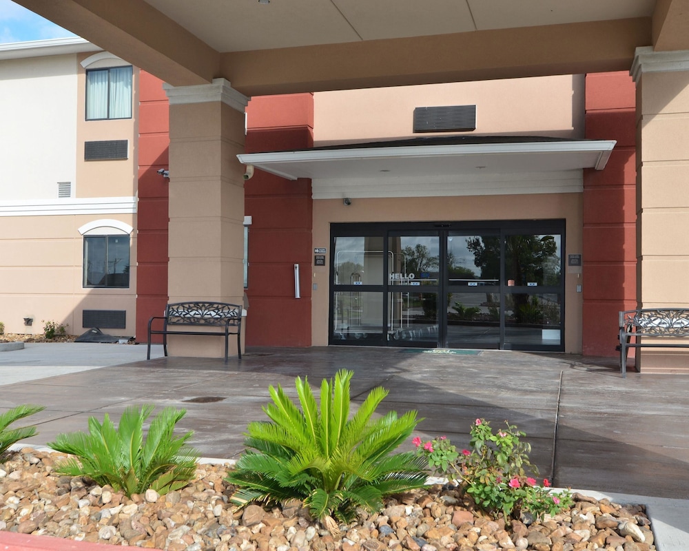 Quality Inn & Suites Kenedy - Karnes City 6/32