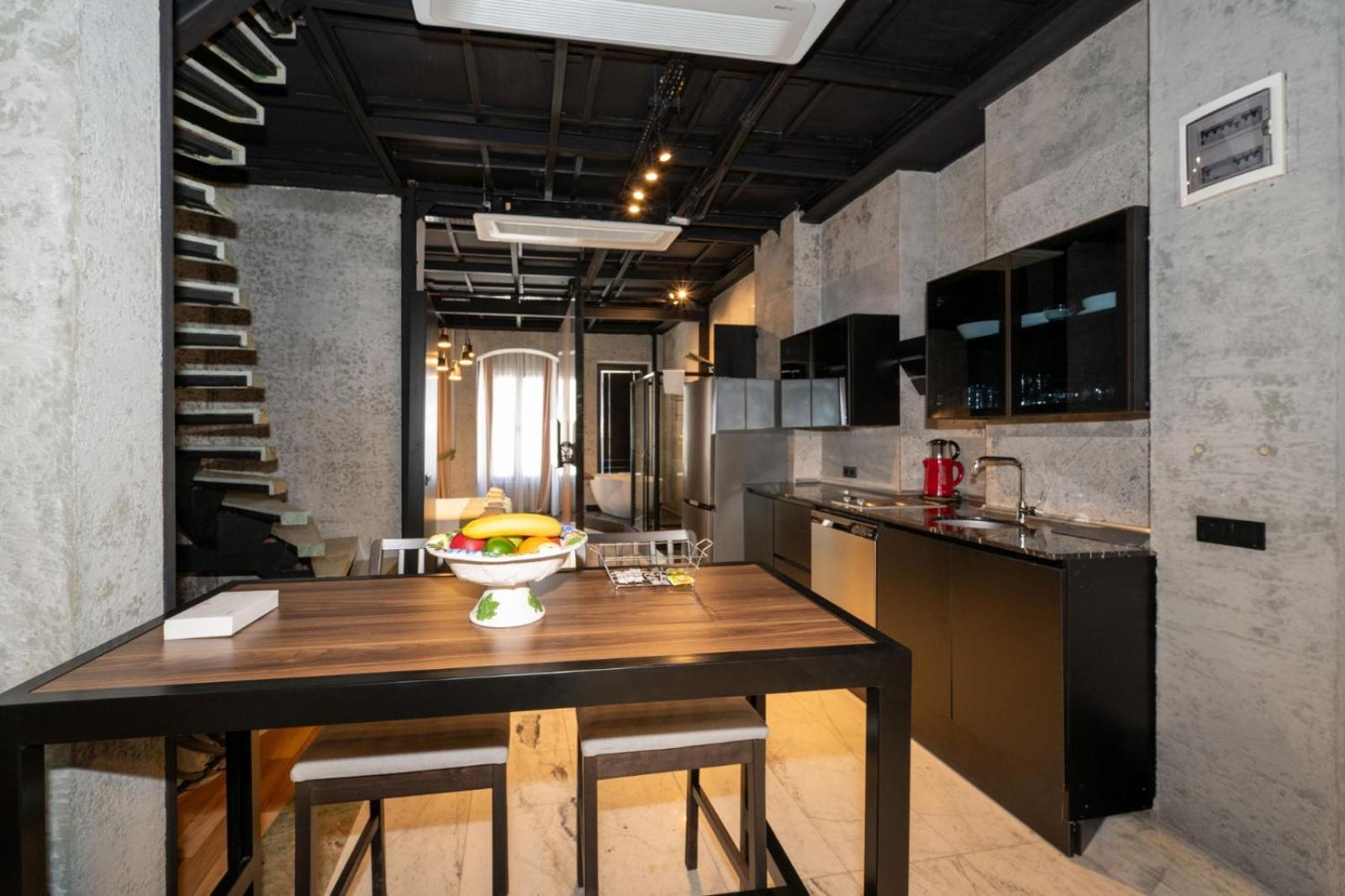 Monev Istanbul 35/48