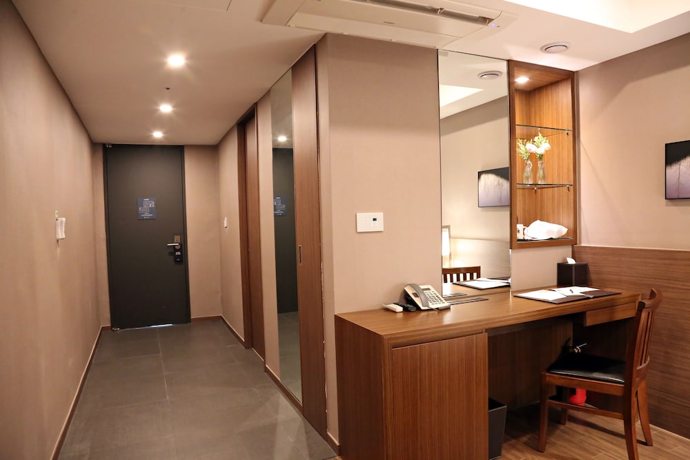 Busan Business Hotel 65/73