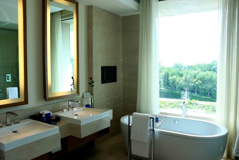 غرفة بريميير بسرير كينج، THE OBEROI GURGAON 4/4