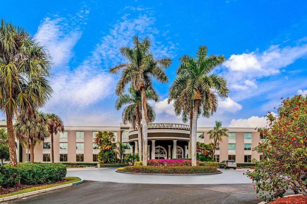 La Quinta Inn Suites By Wyndham Naples Downtown 3/48