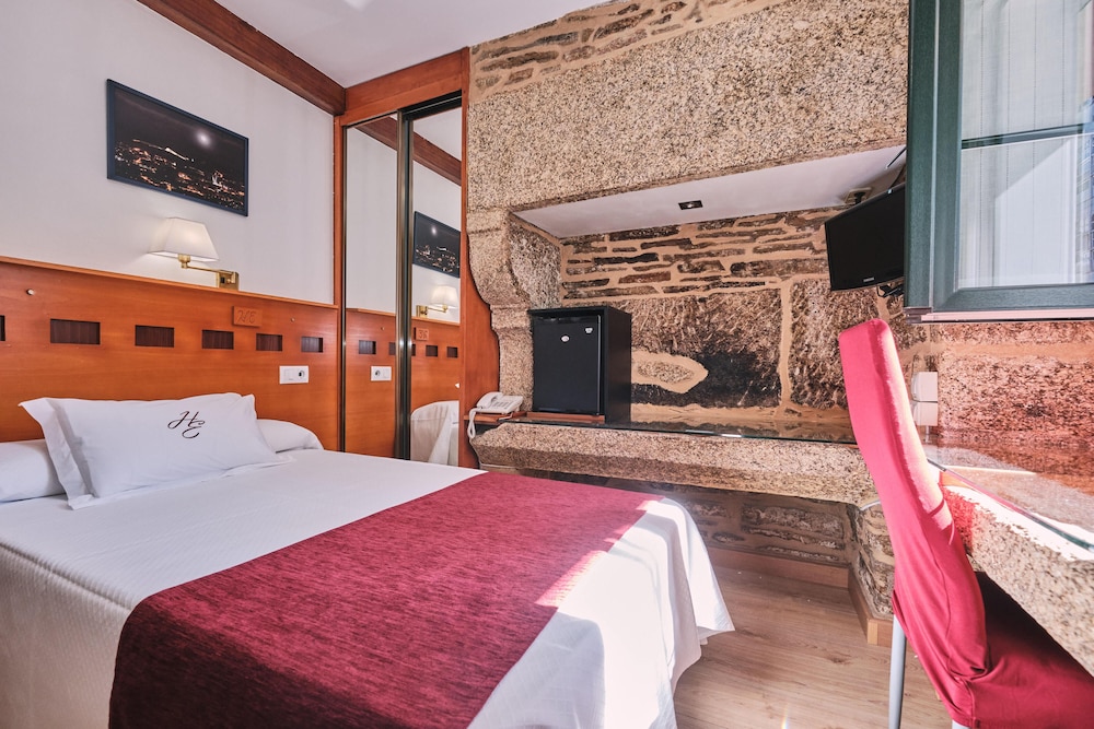Hotel Entrecercas 6/23