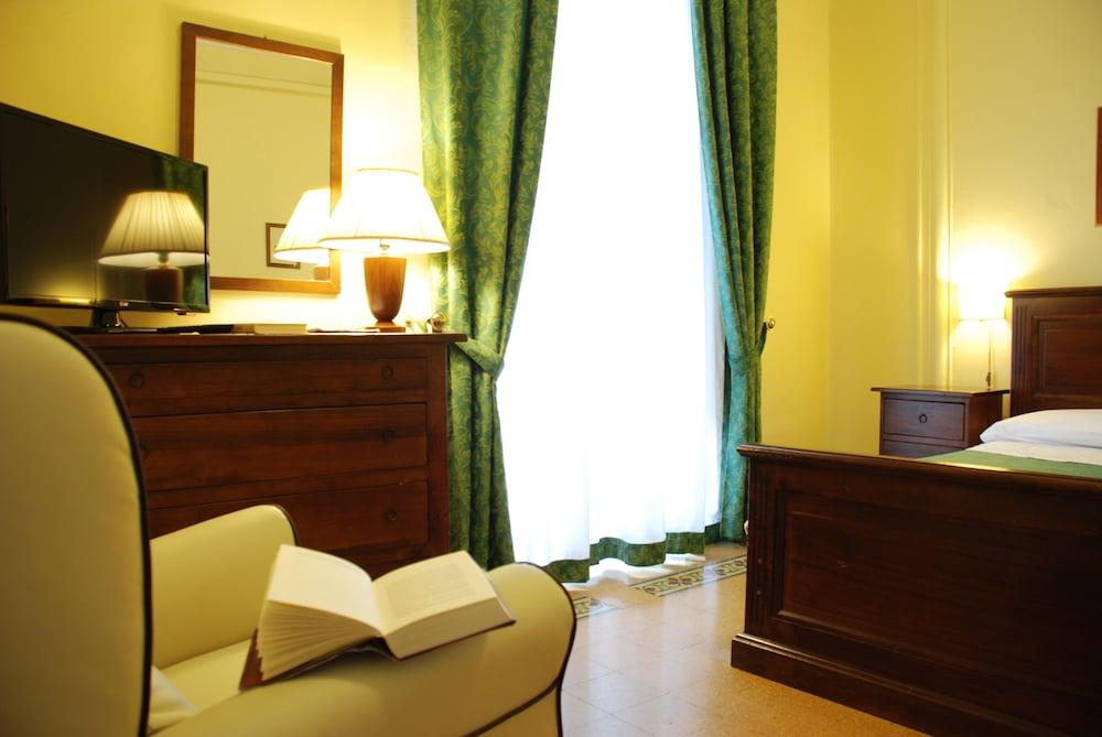 ROOM, SINGLE