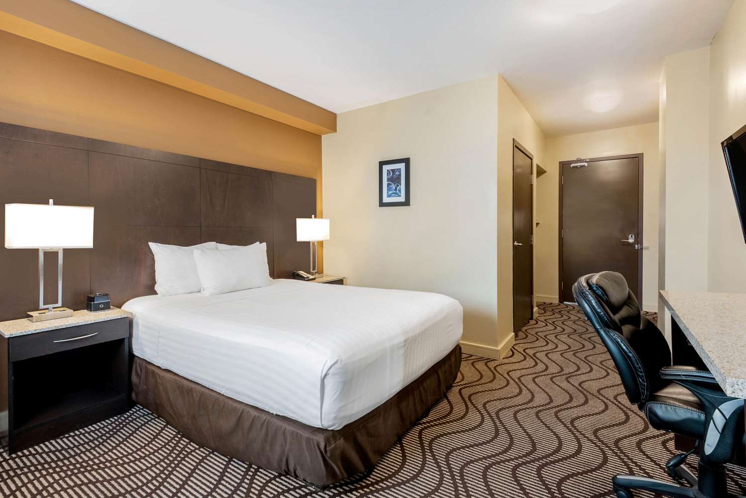 La Quinta Inn & Suites by Wyndham Oshawa 24/48