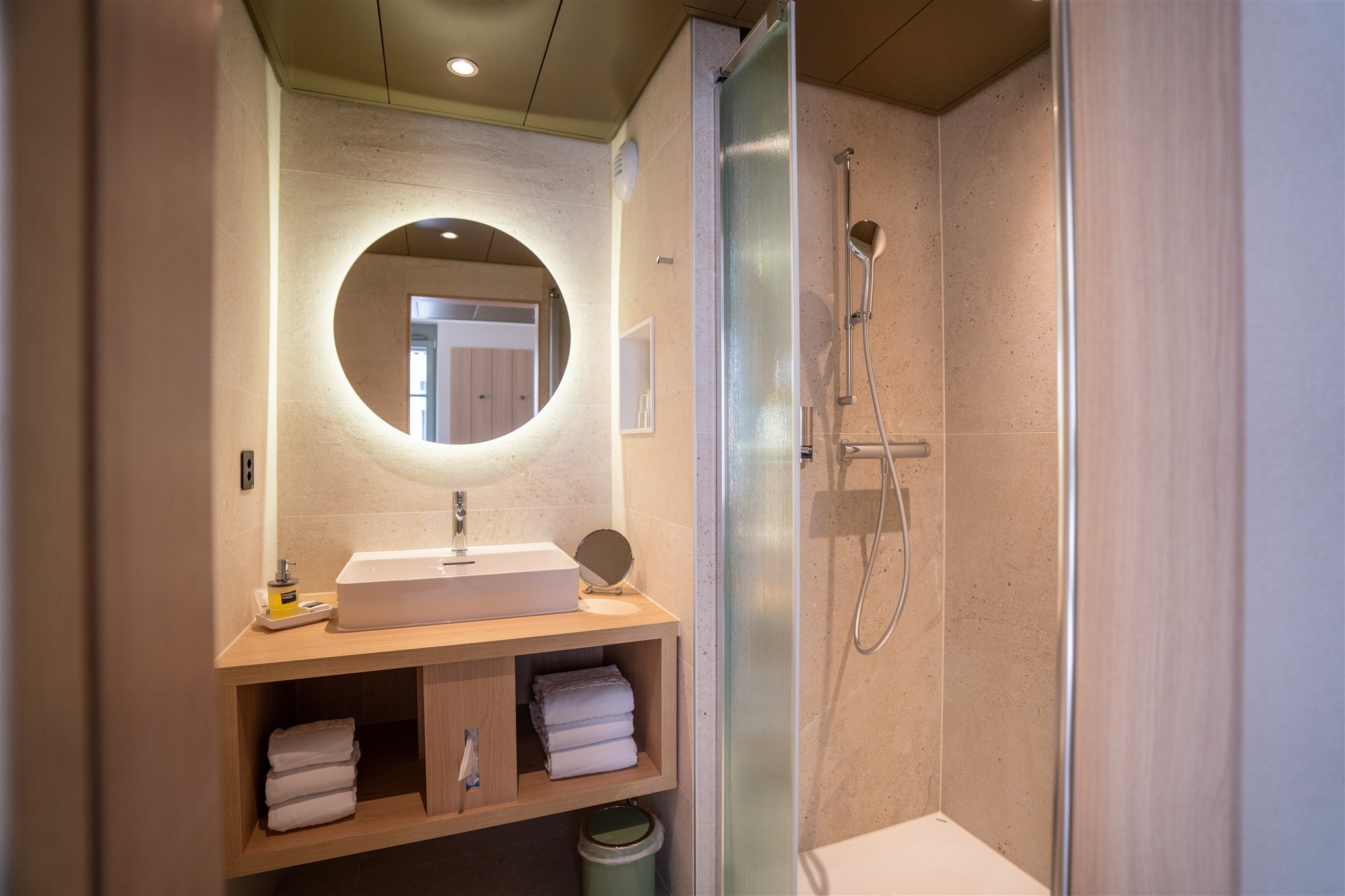 غرفة ثلاثية، Hotel le Square 2/2