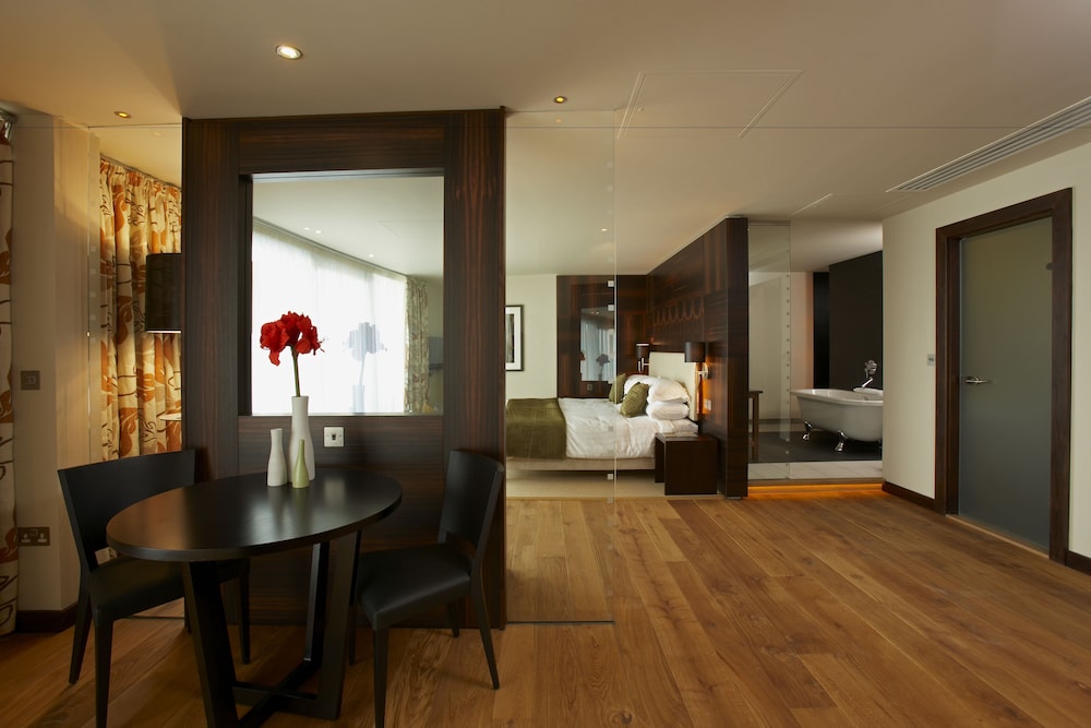 Abode Chester 43/47
