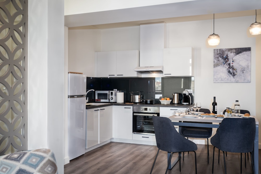 Urban Nest Suites and Apartments 61/75