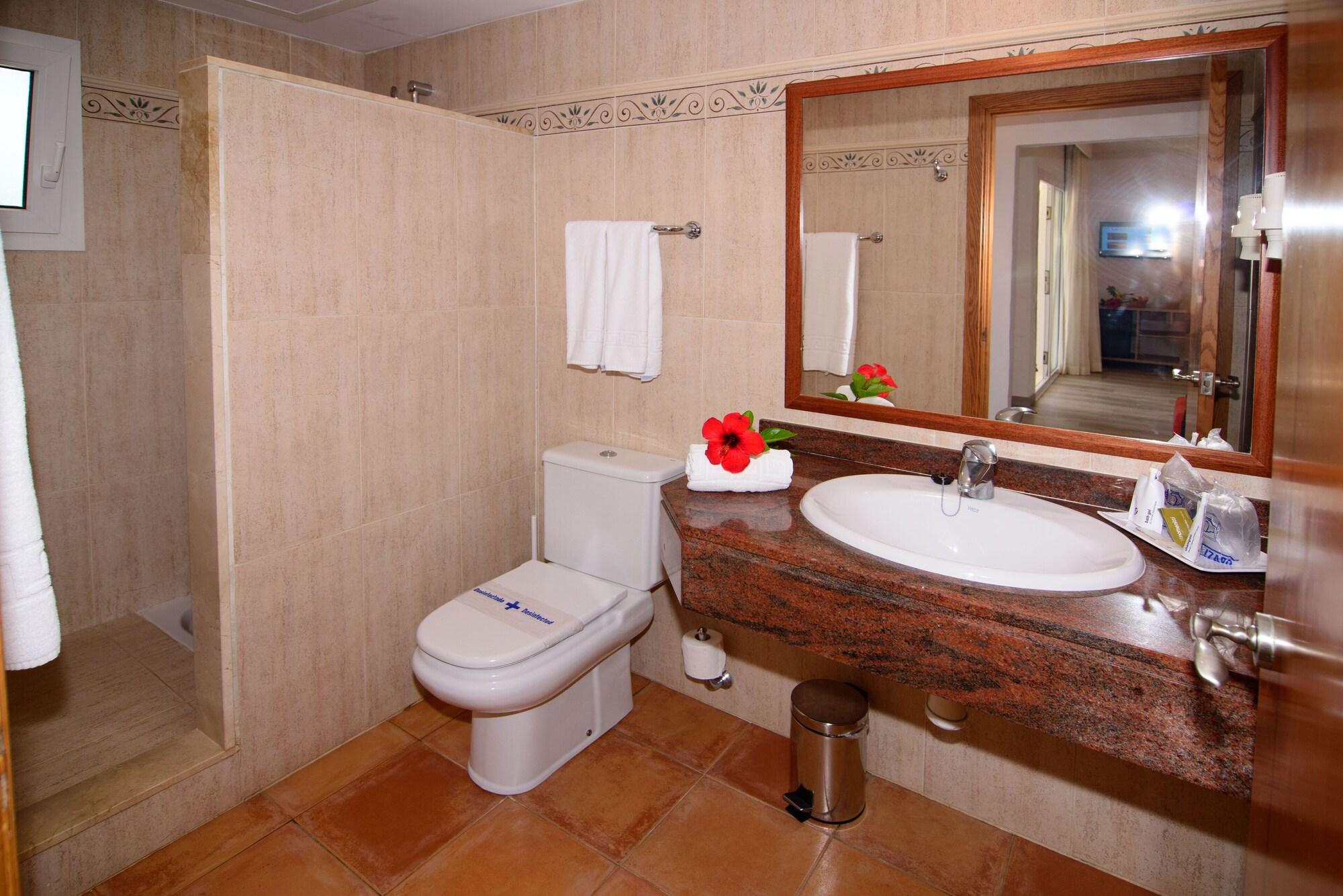 غرفة عائلية بشرفة، Cala Llenya Resort Ibiza Formerly Ola Club Cala Llenya 3/3