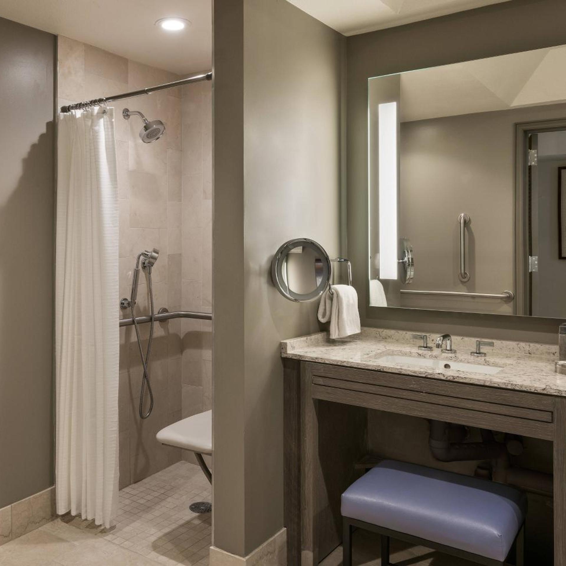 غرفة سوبيريور بسريرين كوين بحوض استحمام لذوي الإعاقة، The Phoenician A Luxury Collection Resort 5/6