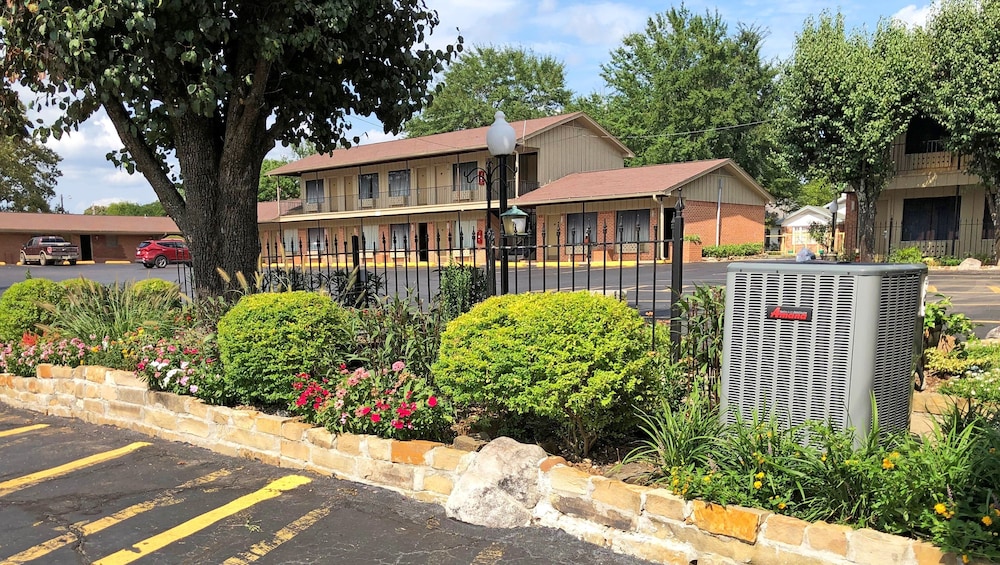 Charles Wesley Motor Lodge 1/51