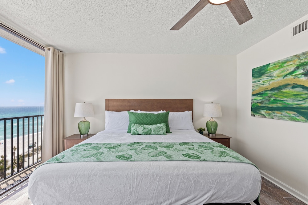 2 Bedrooms, Condo, Sand Castle, 1 King and 2 Double Beds, Beach Front, 2 Bathrooms, 2 Sofa