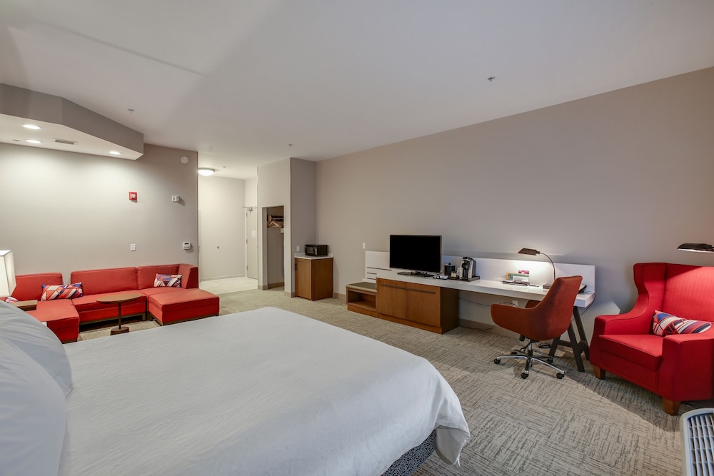 Evolution, King Bed، Hilton Garden Inn Ames 3/10