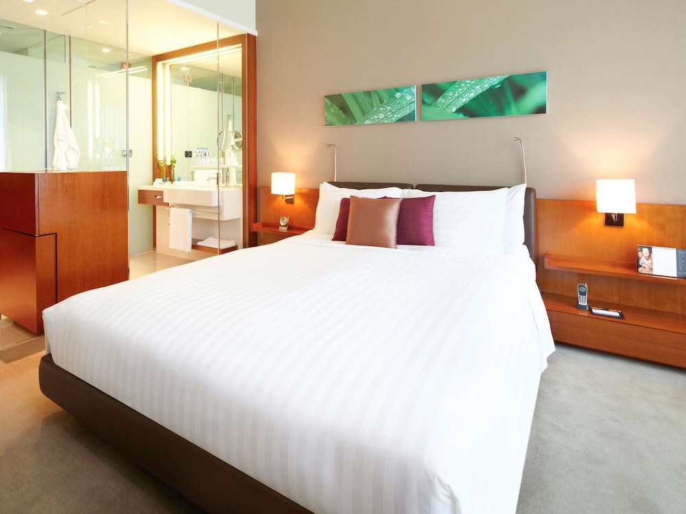 STANDARD, QUEEN BED